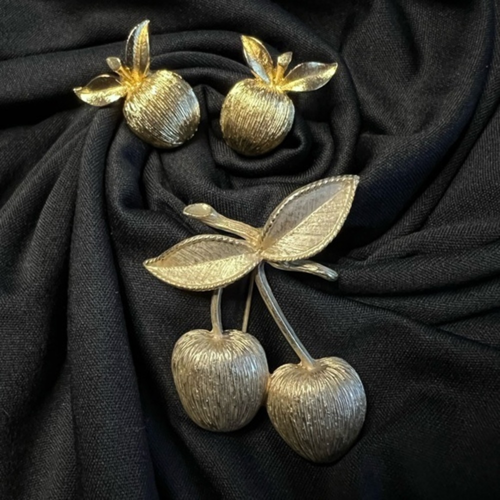 Sarah Coventry Vintage gold tone fruit brooch and earring set.